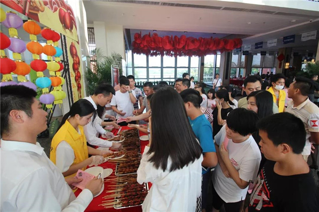 1539941176909895.jpg 湛江休闲康养小镇活动现场人潮涌动_副本.jpg