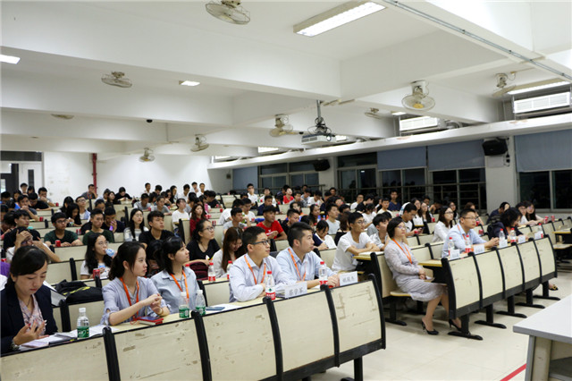 1542782553328117.jpg 01宣讲会现场同学们专注于企业介绍.jpg