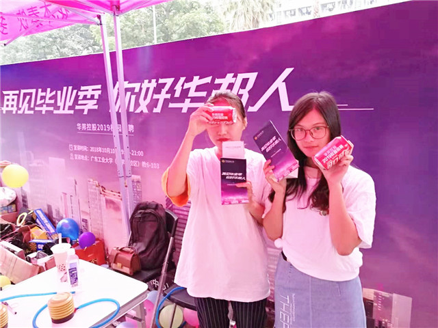 1542782752247561.jpg 04同学们热情高涨,纷纷合影.jpg