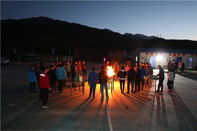 1542788782878708.jpg 02大家欢聚一堂进行篝火晚会.JPG