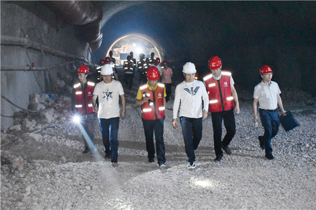 01苏如春（右三）深入隧道指导施工.jpg