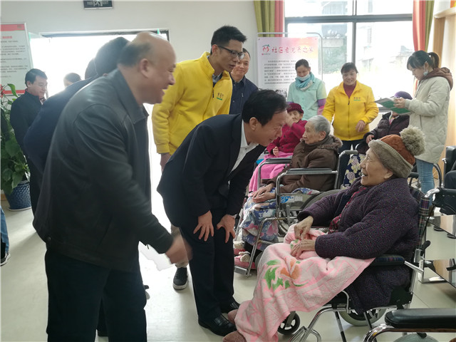 01徐绍川（中）亲切慰问院内长者.jpg