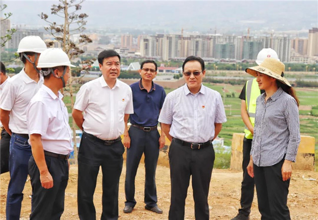 1591588278326587.jpg 迟中华(右二)在元谋县国家储备林现场调研.jpg