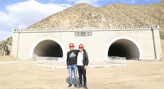 ▲ 苏如春与邹世颜（左）在当金山隧道前合影.jpg