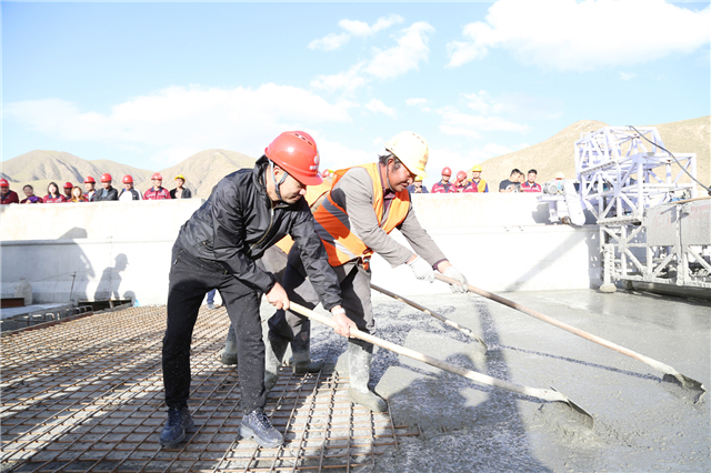 ▲ 苏如春与一线工人完成大巴特沟特大桥桥面最后一车混凝土的浇筑2.jpg