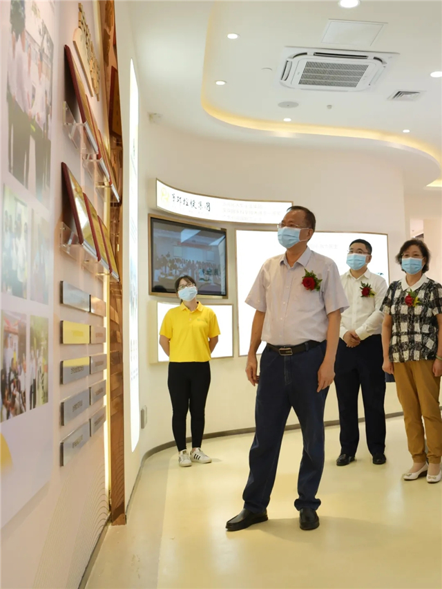 陈坚（中）详细了解孝慈养老体验馆相关情况.webp.jpg