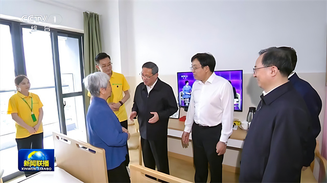 1683338877459520.jpg 李强看望老人.jpg