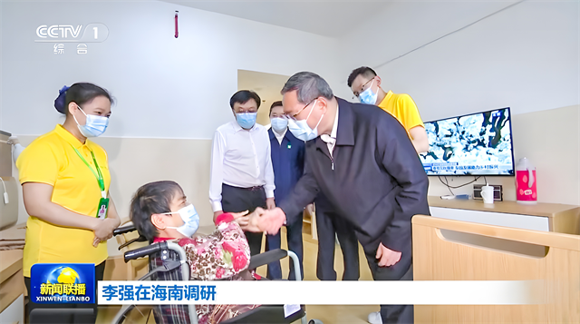 1683338882485743.png 李强与老人握手.png