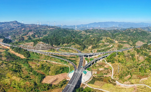 恭城互通四通八达，架起少数民族地区高质量发展的希望。 (1).jpg